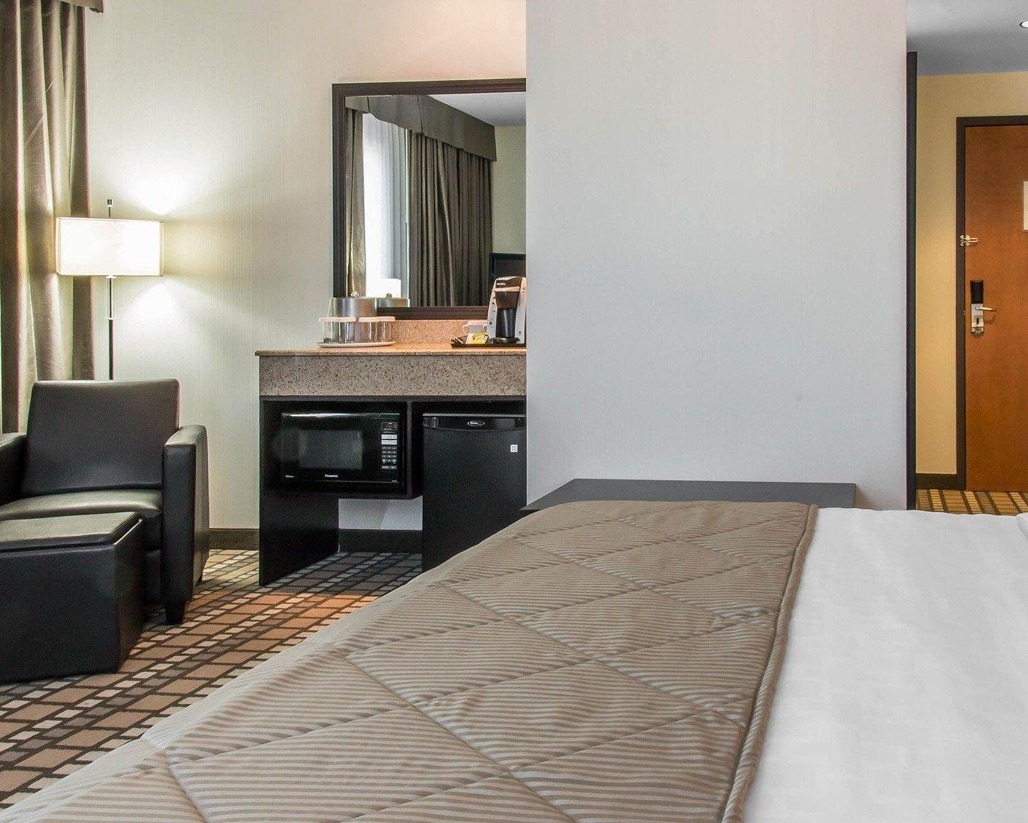 Clarion Hotel & Suites Winnipeg Bagian luar foto