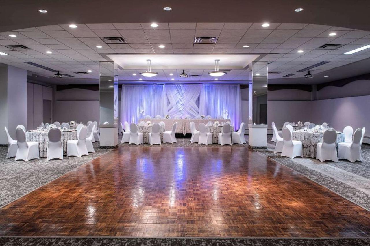 Clarion Hotel & Suites Winnipeg Bagian luar foto