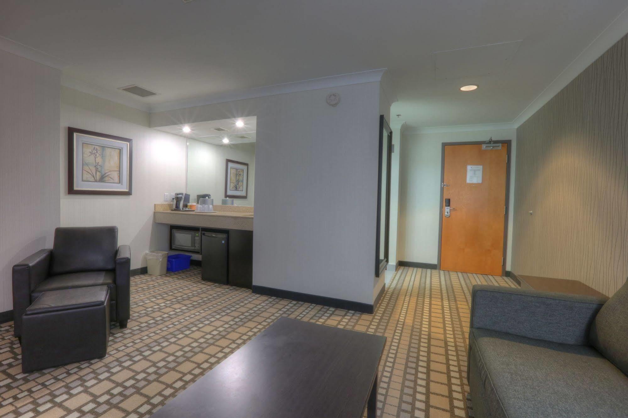 Clarion Hotel & Suites Winnipeg Bagian luar foto