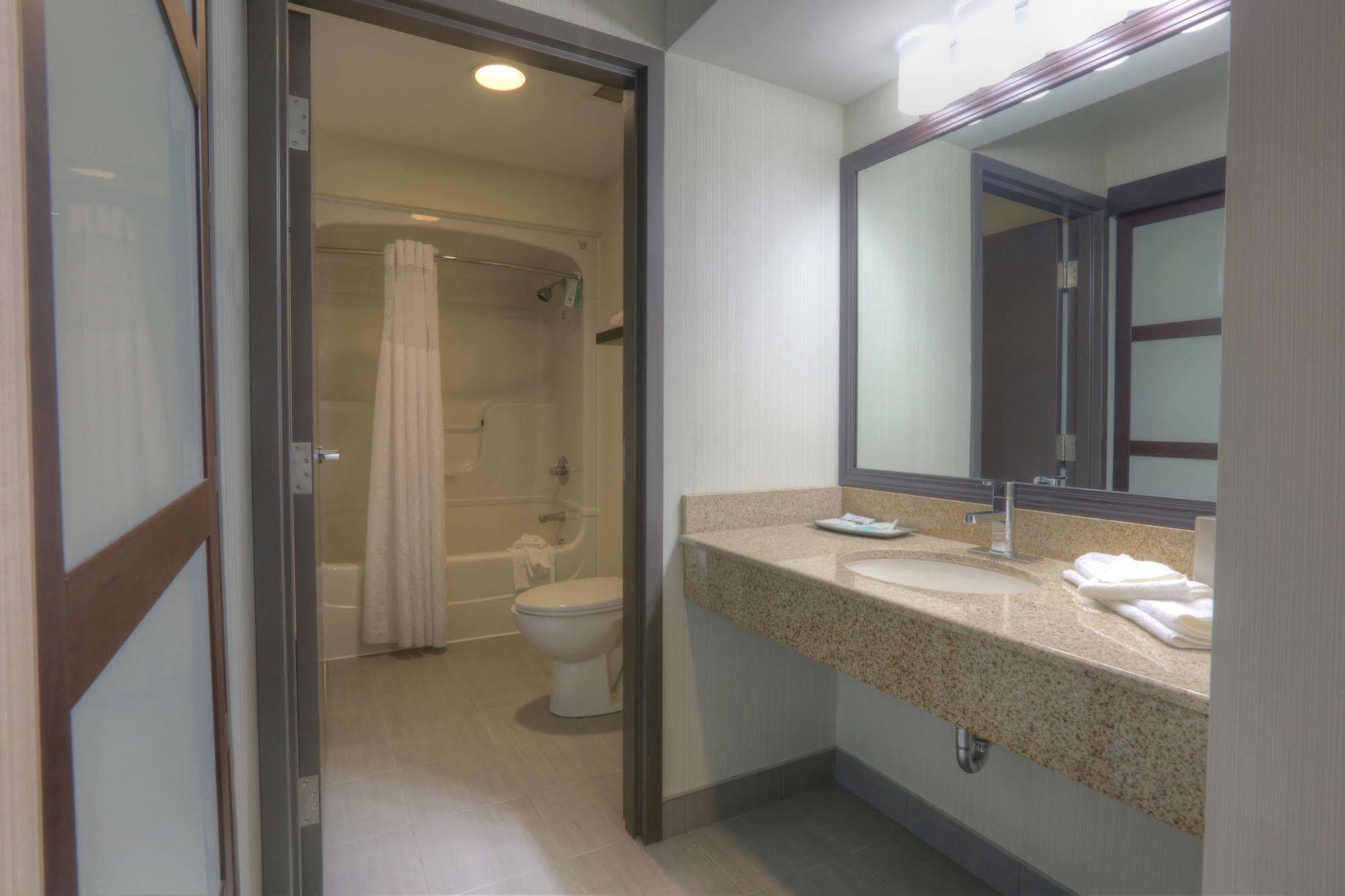 Clarion Hotel & Suites Winnipeg Bagian luar foto