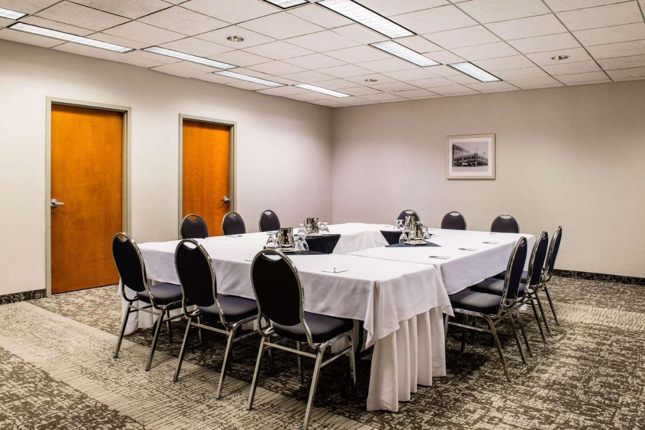 Clarion Hotel & Suites Winnipeg Bagian luar foto
