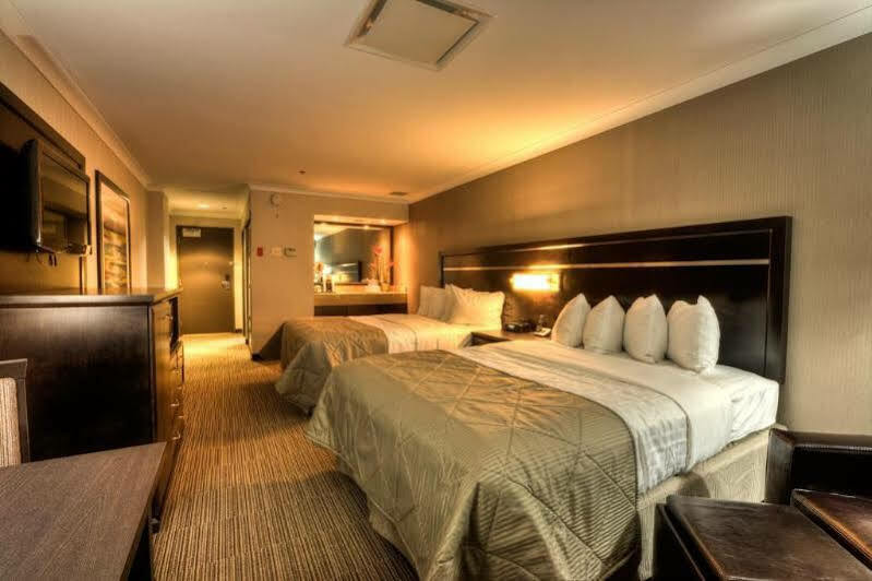 Clarion Hotel & Suites Winnipeg Bagian luar foto
